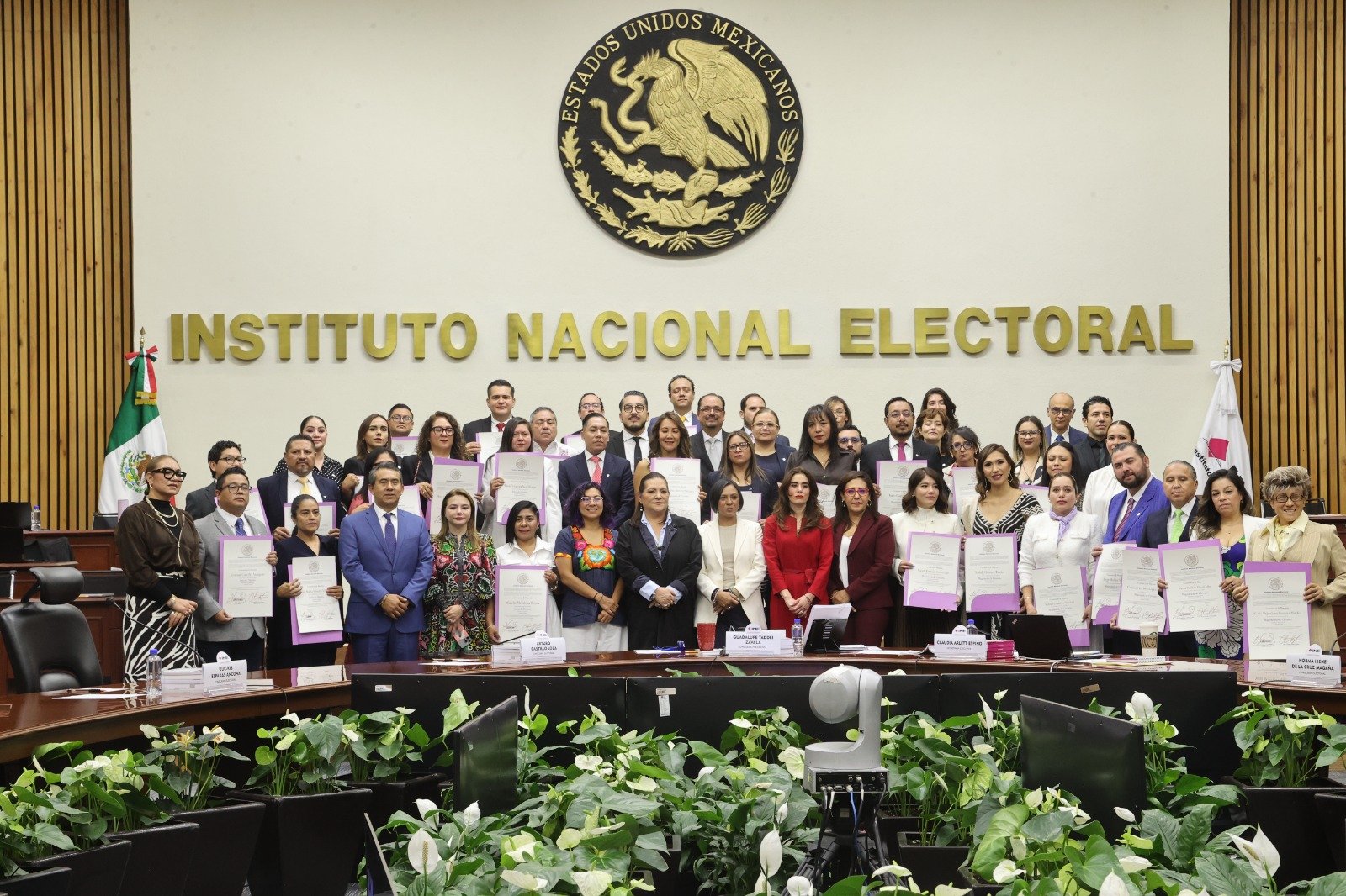 Acata INE sentencias del TEPJF y entrega constancias de mayoría a 45 ...